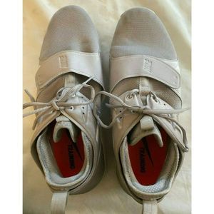 Mens Nike Air Max  Basketball gray Size 12.5